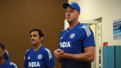 IND vs SA: 'साउथ अफ्रीकी टीम...', बॉलिंग कोच ने टेस्ट शिकस्त से निराश भारतीय खिलाड़ियों को वनडे सीरीज से पहले चेताया India's bowling coach Morne Morkel (R) and head coach Gautam Gambhir in frame