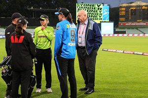 जीत से सिर्फ तीन रन दूर थी टीम, तभी अंपायर ने रद्द किया 5-5 ओवर का मुकाबला तो मचा हंगामा, जानें वजह SportsTak Hindi