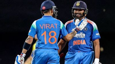 विराट कोहली-रोहित शर्मा के फ्यूचर को लेकर BCCI कब करेगी मीटिंग, वर्ल्ड कप खेलने पर संकट! जानें पूरा मामला India's Rohit Sharma (R) and Virat Kohli in this frame
