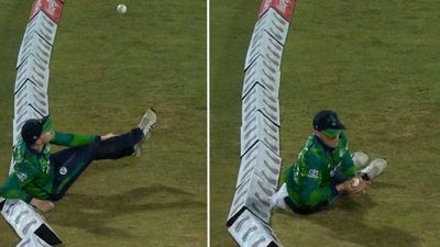 तौलिए की वजह से हैरतअंगेज कैच हो गया सिक्स! BAN vs IRE T20 मुकाबले में दिखा गजब का नजारा, देखिए Video SportsTak Hindi