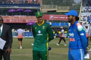 IND vs SA : भारत की पहले बैटिंग, ऋषभ पंत भी बाहर तो गिल और अय्यर की जगह किसे मिला मौका, जानें टीम इंडिया की Playing XI SportsTak Hindi