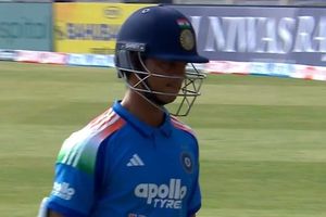 यशस्वी जायसवाल नौ महीने बाद वनडे खेलने पर निकले फ्लॉप तो भड़के फैंस, कहा - उनको सिर्फ... SportsTak Hindi