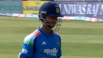 यशस्वी जायसवाल नौ महीने बाद वनडे खेलने पर निकले फ्लॉप तो भड़के फैंस, कहा - उनको सिर्फ... Yashasvi Jaiswal after being dismissed in the match against South Africa