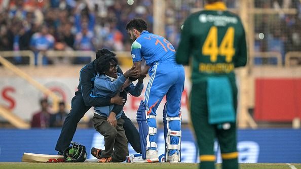 IND vs SA: विराट कोहली का शतक पूरा होते ही फैन ने तोड़ा सुरक्षा घेरा, स्टार के पैर छूने के लिए मैदान में घुसा, Video