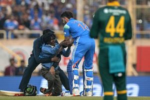 IND vs SA: विराट कोहली का शतक पूरा होते ही फैन ने तोड़ा सुरक्षा घेरा, स्टार के पैर छूने के लिए मैदान में घुसा, Video SportsTak Hindi