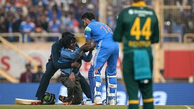 IND vs SA: विराट कोहली का शतक पूरा होते ही फैन ने तोड़ा सुरक्षा घेरा, स्टार के पैर छूने के लिए मैदान में घुसा, Video SportsTak Hindi