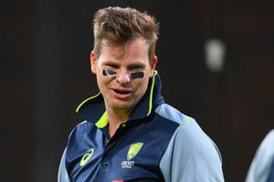 AUS vs ENG: स्टीव स्मिथ ने आंखों के नीचे काली टेप लगाकर की बैटिंग, जानिए क्यों किया ऐसा SportsTak Hindi