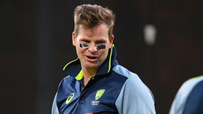 AUS vs ENG: स्टीव स्मिथ ने आंखों के नीचे काली टेप लगाकर की बैटिंग, जानिए क्यों किया ऐसा SportsTak Hindi