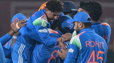 Kuldeep Yadav (L) celebrates with teammates after taking the wicket of South Africa's Tony de Zorzi Kuldeep Yadav (L) celebrates with teammates after taking the wicket of South Africa's Tony de Zorzi