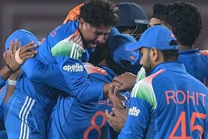 IND vs SA: कोहली के शतक के बावजूद भारत के जीत में छूटे पसीने, साउथ अफ्रीका को 17 रन से हराकर सीरीज में 1-0 से बनाई बढ़त SportsTak Hindi