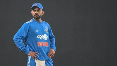 विराट कोहली के 2027 वर्ल्ड कप तक खेलने वाले सवाल पर भड़के बैटिंग कोच, कहा - उसके फ्यूचर पर क्यों... Former India captain Virat Kohli in this frame