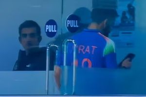 गौतम गंभीर को देखते ही विराट कोहली ने जेब से निकाला मोबाइल, नहीं हुआ आमना-सामना, देखें वायरल वीडियो SportsTak Hindi