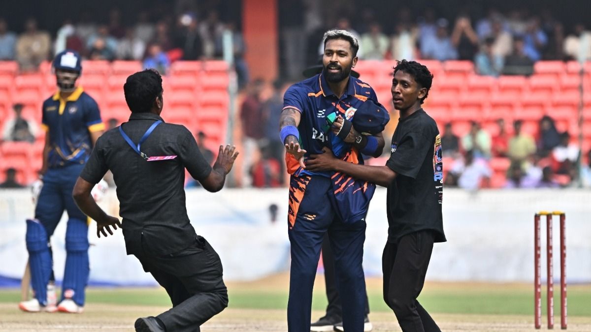हैदराबाद में हार्दिक पंड्या के लिए फैंस हुए बेकाबू, पांव छूने और सेल्फी के चक्कर में कई बार रुका मैच
