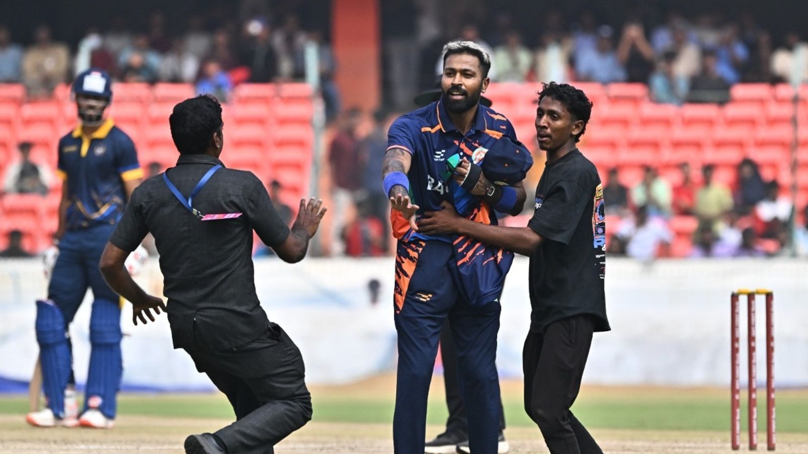 हैदराबाद में हार्दिक पंड्या के लिए फैंस हुए बेकाबू, पांव छूने और सेल्फी के चक्कर में कई बार रुका मैच हैदराबाद में हार्दिक पंड्या के लिए फैंस हुए बेकाबू, पांव छूने और सेल्फी के चक्कर में कई बार रुका मैच