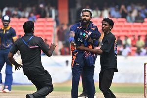 हैदराबाद में हार्दिक पंड्या के लिए फैंस हुए बेकाबू, पांव छूने और सेल्फी के चक्कर में कई बार रुका मैच SportsTak Hindi