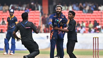 हैदराबाद में हार्दिक पंड्या के लिए फैंस हुए बेकाबू, पांव छूने और सेल्फी के चक्कर में कई बार रुका मैच SportsTak Hindi