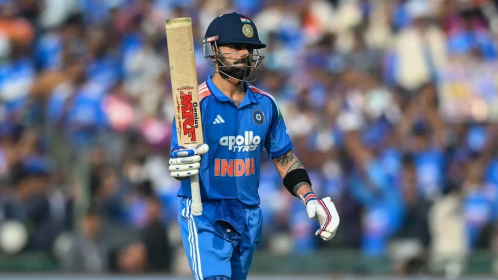 विराट कोहली ने वनडे में ठोका 53वां शतक, IND vs SA सीरीज में उड़ाया लगातार दूसरा सैकड़ा विराट कोहली ने वनडे में ठोका 53वां शतक, IND vs SA सीरीज में उड़ाया लगातार दूसरा सैकड़ा