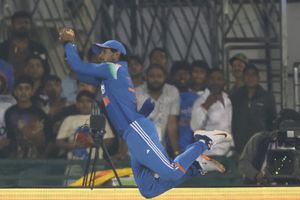 बाउंड्री पर छक्का रोकने के लिए तिलक वर्मा बने सुपरमैन, हवा में लगाई छलांग, आंखों पर यकीन करना मुश्किल, VIDEO SportsTak Hindi