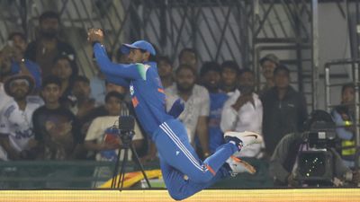 बाउंड्री पर छक्का रोकने के लिए तिलक वर्मा बने सुपरमैन, हवा में लगाई छलांग, आंखों पर यकीन करना मुश्किल, VIDEO SportsTak Hindi