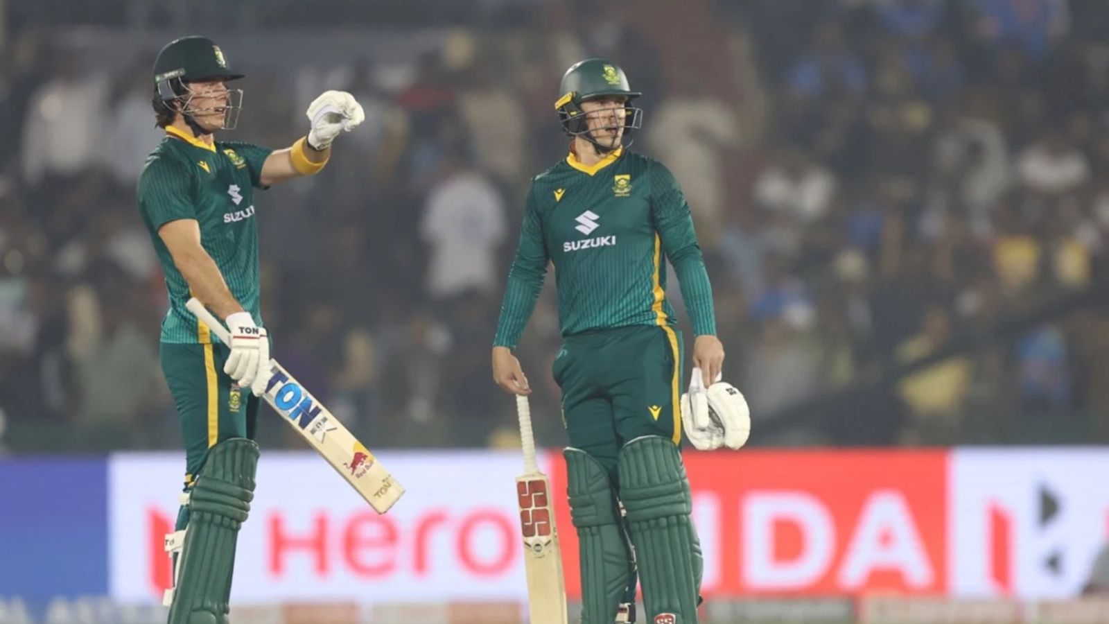 IND vs SA: मार्करम-ब्रेत्जके और ब्रेविस के तूफान के आगे टीम इंडिया की निकली हवा, 358 रन बनाकर भी मिली हार, सीरीज बराबर IND vs SA: मार्करम-ब्रेत्जके और ब्रेविस के तूफान के आगे टीम इंडिया की निकली हवा, 358 रन बनाकर भी मिली हार, सीरीज बराबर