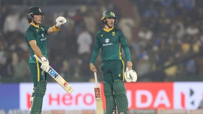 IND vs SA: मार्करम-ब्रेत्जके और ब्रेविस के तूफान के आगे टीम इंडिया की निकली हवा, 358 रन बनाकर भी मिली हार, सीरीज बराबर SportsTak Hindi