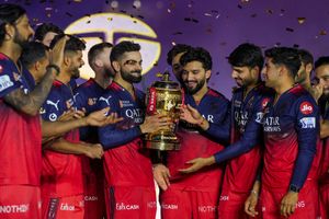 RCB को खरीदने की रेस में सबसे आगे यह अरबपति 'भारतीय', अमेरिका और इंग्लैंड में पहले से ले रखी है टीम SportsTak Hindi