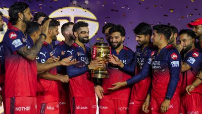 RCB को खरीदने की रेस में सबसे आगे यह अरबपति 'भारतीय', अमेरिका और इंग्लैंड में पहले से ले रखी है टीम IPL Champion RCB