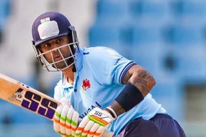 सूर्यकुमार यादव का खराब खेल मुंबई को ले डूबा, CSK में रहे बॉलर ने 10 गेंद में 5 विकेट लेकर मचाया तहलका, केरल को मिली जीत SportsTak Hindi