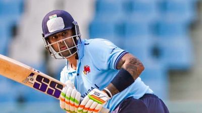 सूर्यकुमार यादव का खराब खेल मुंबई को ले डूबा, CSK में रहे बॉलर ने 10 गेंद में 5 विकेट लेकर मचाया तहलका, केरल को मिली जीत SportsTak Hindi