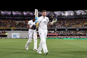 AUS vs ENG: जो रूट ने शतक ठोक कंगारुओं के मंसूबों पर फेरा पानी, आखिरी विकेट के लिए तरसा ऑस्ट्रेलिया, अंग्रेजों ने पहले दिन 9 विकेट गंवा ठोके 325 रन SportsTak Hindi