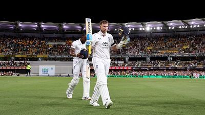 AUS vs ENG: जो रूट ने शतक ठोक कंगारुओं के मंसूबों पर फेरा पानी, आखिरी विकेट के लिए तरसा ऑस्ट्रेलिया, अंग्रेजों ने पहले दिन 9 विकेट गंवा ठोके 325 रन SportsTak Hindi