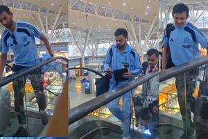 टीम इंडिया के खिलाड़ियों को उठाना पड़ा सामान, खराब एस्कलेटर से रायपुर एयरपोर्ट की हुई फजीहत, VIDEO वायरल SportsTak Hindi