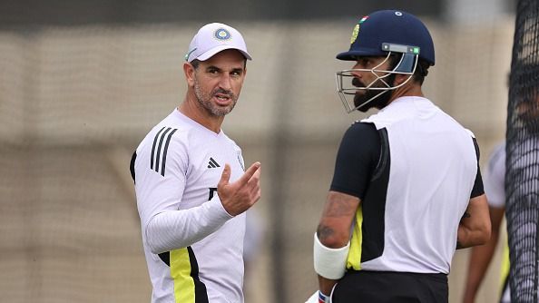 Ryan ten Doeschate, assistant coach of India talks with Virat Kohli