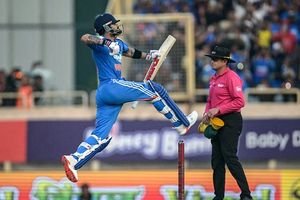 क्या विराट कोहली वनडे में लगा पाएंगे शतकों की हैट्रिक? किस खिलाड़ी के नाम है ये रिकॉर्ड? वाइजैग वनडे से पहले जानें हैरतअंगेज आंकड़े SportsTak Hindi