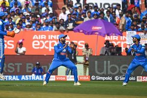 रोहित शर्मा ने मैदान पर दिखाई जबरदस्त फील्डिंग तो पूर्व बैटिंग कोच ने किया बड़ा खुलासा, कहा- अगर कोई देखता तो मुझे खूब गाली देता SportsTak Hindi