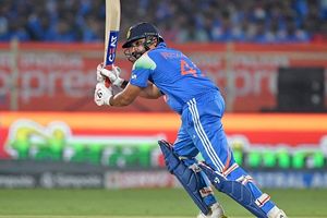 रोहित शर्मा ने हासिल किया बड़ा मुकाम, 20,000 रन बनाने वाले बैटर्स के क्लब में हुए शामिल, कोहली से अभी भी इतने रन पीछे SportsTak Hindi