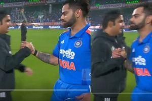 विराट कोहली जिताकर लौटे तो गौतम गंभीर से ऐसे हुई मुलाकात, हाथ मिले पर दिल नहीं, देखिए Video SportsTak Hindi