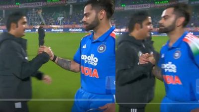 विराट कोहली जिताकर लौटे तो गौतम गंभीर से ऐसे हुई मुलाकात, हाथ मिले पर दिल नहीं, देखिए Video SportsTak Hindi