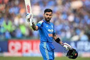 क्या विराट कोहली लगा पाएंगे शतकों का शतक? सुनील गावस्कर ने दिया ये जवाब SportsTak Hindi