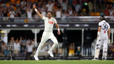 Ashes : स्टार्क-नेसेर के कहर में उड़ा इंग्लैंड, ऑस्ट्रेलिया ने दूसरे टेस्ट में आठ विकेट से अंग्रेजों को धोकर सीरीज में 2-0 की बनाई बढ़त Mitchell Starc of Australia