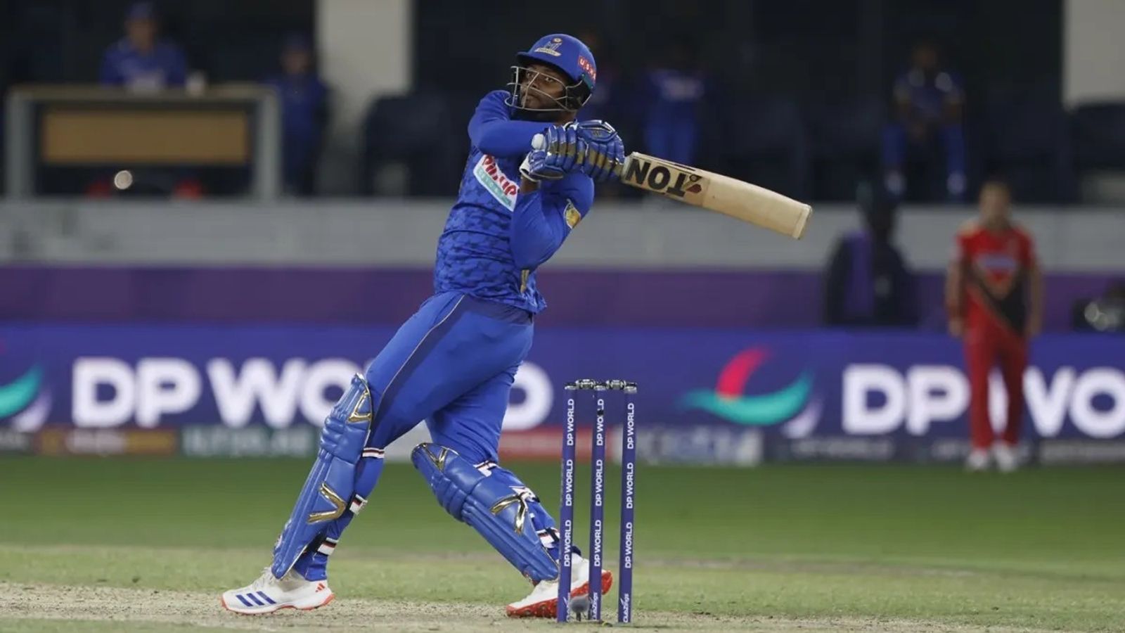 ILT20 : अफगानी गेंदबाजों के कहर से जीती एमआई अमीरात, सिकंदर की सेना को चार रन से दी मात ILT20 : अफगानी गेंदबाजों के कहर से जीती एमआई अमीरात, सिकंदर की सेना को चार रन से दी मात