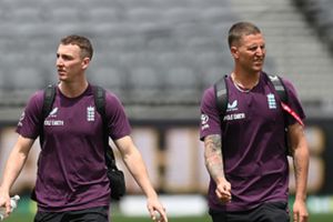 Ashes: इंग्लिश खिलाड़ी की जगहंसाई, कैफे गया तो जेब से गिरे पैसे, हवा में उड़े हजारों डॉलर के नोट, औरतों-बच्चों ने ढूंढ़-ढूंढ़कर लौटाए SportsTak Hindi