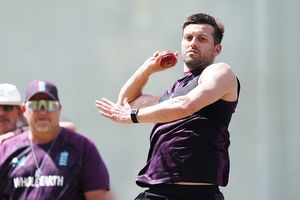 AUS vs ENG: इंग्लैंड का तगड़ा नुकसान, मार्क वुड एशेज 2025-26 से बाहर, 3 साल पहले 1 टेस्ट खेले खिलाड़ी को मिला मौका SportsTak Hindi