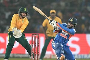 तिलक वर्मा ने रचा इतिहास, टी20 क्रिकेट में ऐसा करने वाले बने पहले क्रिकेटर, 25 साल से भी कम उम्र में कर दिखाया ये कारनामा SportsTak Hindi