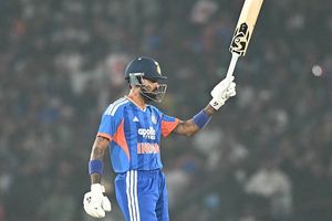 हार्दिक पंड्या की खतरनाक वापसी, 25 गेंदों में ठोक डाली फिफ्टी, छक्के- चौके की बरसात SportsTak Hindi