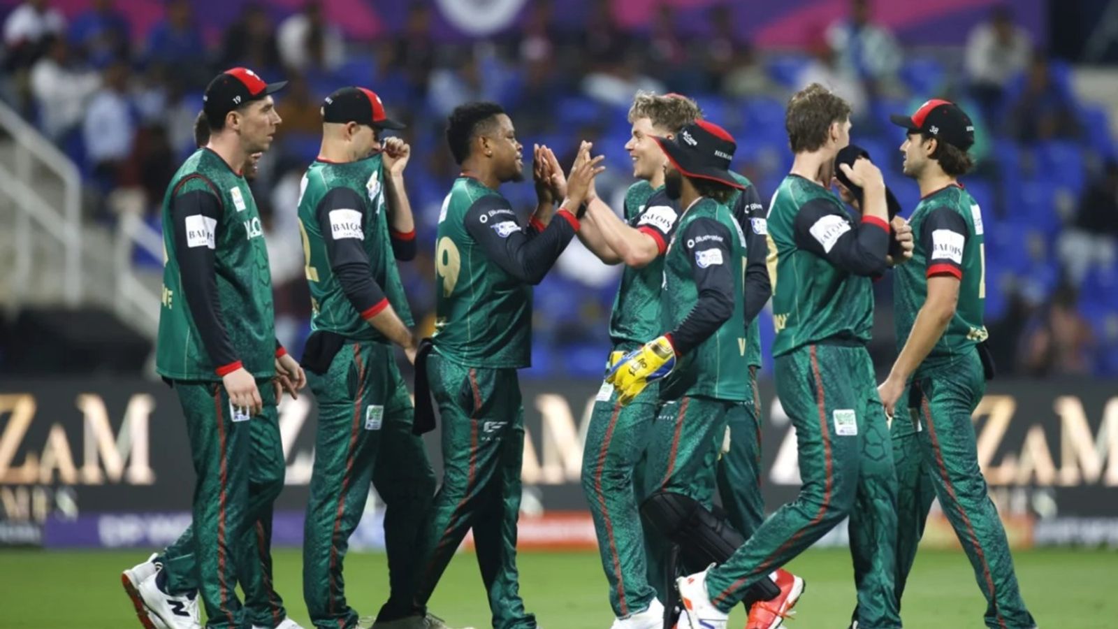 ILT20 2025: डेजर्ट वाइपर्स ने आखिरी ओवर्स में एमआई एमिरेट्स से छीनी जीती, एक रन से मारी बाजी, लगाया जीत का चौका ILT20 2025: डेजर्ट वाइपर्स ने आखिरी ओवर्स में एमआई एमिरेट्स से छीनी जीती, एक रन से मारी बाजी, लगाया जीत का चौका