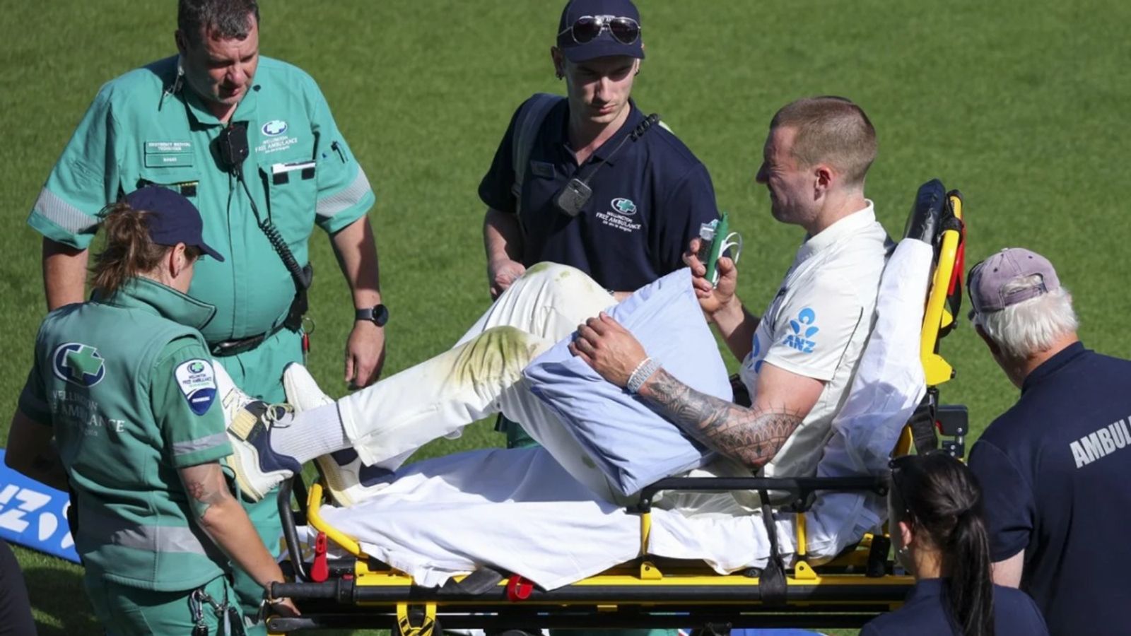 NZ vs WI: न्यूजीलैंड पर फिर पड़ी चोट की मार, ढाई साल बाद खेल रहे पेसर का कंधा उतरा, पहले टेस्ट में गंवाए थे 3 खिलाड़ी NZ vs WI: न्यूजीलैंड पर फिर पड़ी चोट की मार, ढाई साल बाद खेल रहे पेसर का कंधा उतरा, पहले टेस्ट में गंवाए थे 3 खिलाड़ी