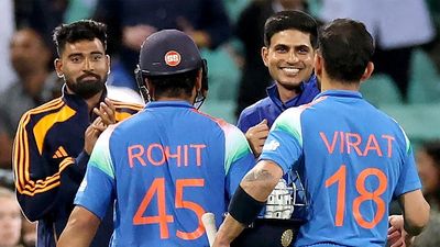 BCCI सेंट्रल कॉन्ट्रैक्ट पर बड़ी खबर, रोहित शर्मा- विराट कोहली का हो सकता है डिमोशन, A प्लस कैटेगरी में शामिल हो सकते हैं शुभमन गिल SportsTak Hindi