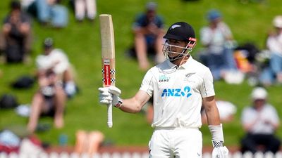 NZ vs WI : मिचेल और डेवोन कॉनवे के दम पर न्यूजीलैंड का पलटवार, वेस्ट इंडीज पर बनाई 41 रन की बढ़त New Zealand's Mitchell Hay celebrates 50 runs