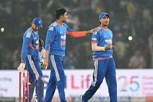 अभिषेक शर्मा को अभी भी इस एक शख्स से लगता है सबसे ज्यादा डर, पिता राजकुमार ने किया खुलासा SportsTak Hindi